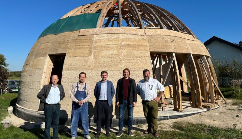 Hemp houses for war refugees